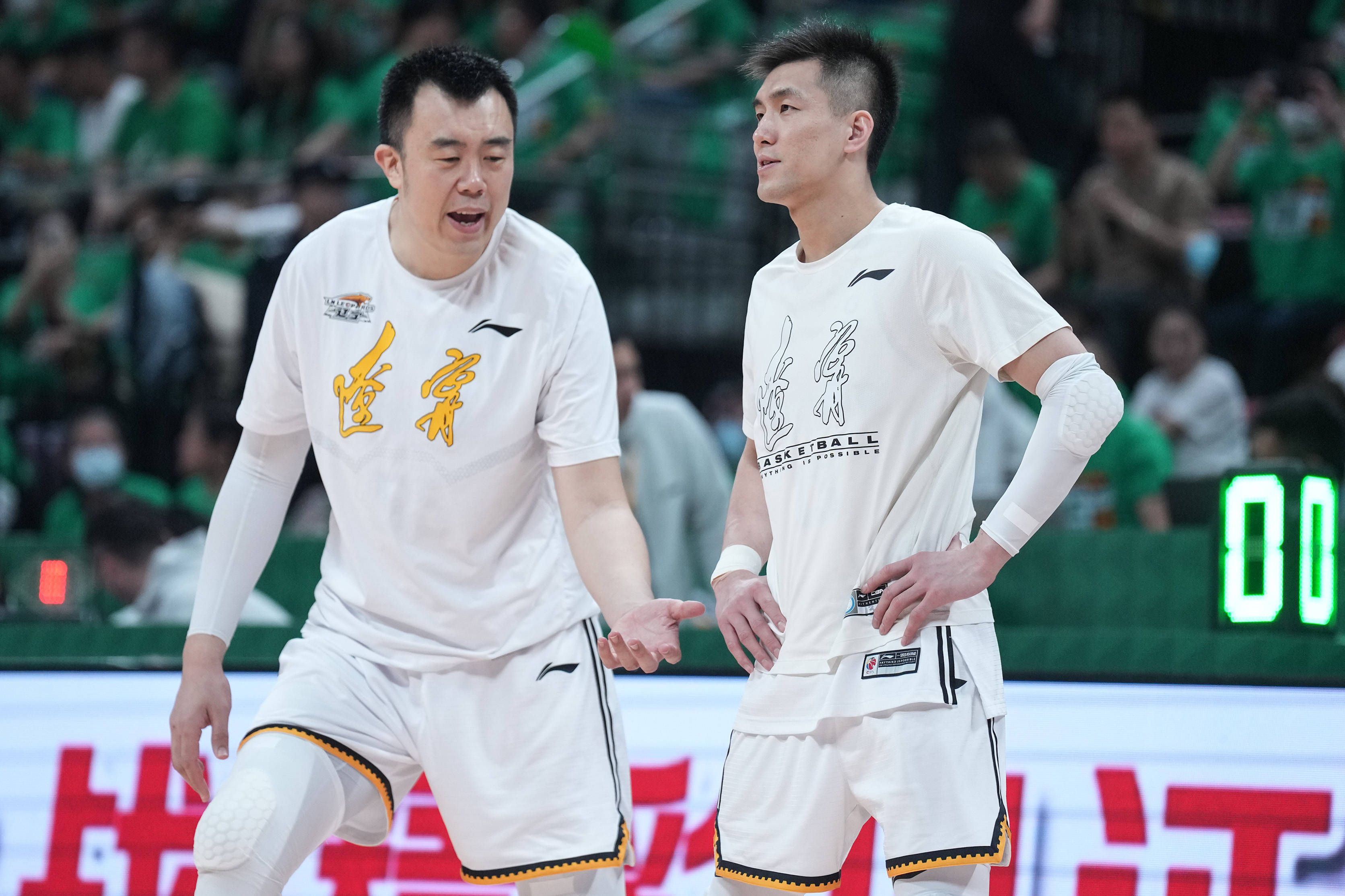 利拉德40分字母哥三双文班缺阵 雄鹿轻取马刺NBA常规赛雄鹿主场迎战马刺，雄鹿最近状态不错取得4连胜，马刺依旧在西部垫底，本场比赛文班亚马缺阵。